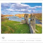 Dunlough Castle, Mizen-Halbinsel, County Cork. Eine Ruine auf grüner Wiese vor einem See unter blauem Himmel. Kalenderblatt.