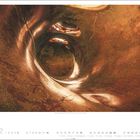 „Paris Selmer Balanced Action Saxophone“. 
Kalenderseite mit Dezemberschema. 
Ein spiralförmiges, goldenes Inneres.