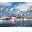 Kalenderseite Dezember. Landschaft mit schneebedecktem See, Bergen und einer Kapelle mit roten Kuppeln.