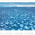 "12" und ein Kalender mit Daten. Weiter oben gefrorenes Meer mit Eisschollen und einer eisigen Küste am Horizont.