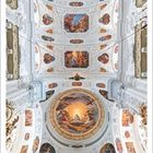 Kalender für Dezember 2027. Oberhalb: Deckengemälde einer reich verzierten Barockkirche.