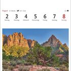 August Kalender mit Wochenangaben. Canyonlandschaft im Zion National Park, Utah, bei Sonnenuntergang mit roten Felsen.