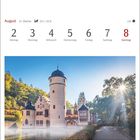 Kalenderseite August, Woche 31, 2. bis 8. August. Unten: Schloss Mespelbrunn im Spessart. Sonnenlicht hinter Schloss.