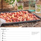 Kalenderblatt für August. Zitat von Salvador Dalí. Bild: Tablett mit Pfirsichen, Pflanzen in Körben im Hintergrund.