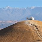 Juli, August Kalender. Abenteuer Wüste. Ein Heiligtum in der Agafay-Wüste, Marokko, liegt surreal auf Hügel.