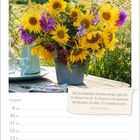 Text: "Am leuchtenden Sommermorgen ... Heinrich Heine." Darunter ein Kalender für August, links ein Blumenstrauß mit Sonnenblumen.