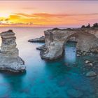 "Sanfte Formen. Wind und Wasser haben die markanten Klippen, Felssäulen und Höhlen entlang der Küste geformt."

Illustration: Küstenlandschaft mit Felsformationen bei Sonnenuntergang, Kalender für Juli und August links.