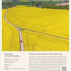 Deutschland Sachsen/Brandenburg. Entspannte Reise entlang der Oder-Neiße-Grenze. Kalender: 3. bis 9. Mai. 

Eine Luftaufnahme zeigt eine kurvige, von gelben Rapsfeldern eingefasste Straße. Im Hintergrund sind Wälder und blauer Himmel sichtbar.
