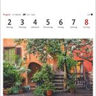 Kalender für August mit Wochentagen und Daten. Innenhof im Trastevere-Viertel, Pflanzen, Treppe, Fahrrad und bunte Fassade.