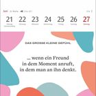 Overlay Kalender: Juni, Woche 25, 21.6.–22.7. Spruch: "...wenn ein Freund anruft, in dem Moment an ihn denkt." bunte Formen.