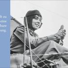 Kalender für Juli/August, Zitat: "Durch die Luft zu fliegen ist eine wunderbare Empfindung", Hélène Dutrieu abgebildet.