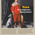 "Rosa. Eine »typische« Männerfarbe? Mädchen tragen Rosa, Jungs tragen Blau – vor nicht einmal 100 Jahren hätte man" 

Ein Junge in rotem Outfit mit großem Kragen, begleitet von einem Hund. Kalenderwoche unten.