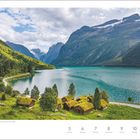 Holzhütten bei Loen am Lovatnet in Vestland, Norwegen. Juli. Eine malerische Landschaft mit See und Bergen.