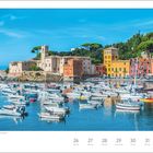 Juli | August, 26 Montag, 27 Dienstag, 28 Mittwoch; Bunte Gebäude und Boote in einer sonnigen Bucht.