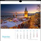 "Dezember" steht unten links. Ein beleuchteter Weihnachtsmarkt an einem Hafen bei Sonnenuntergang ist oben abgebildet.