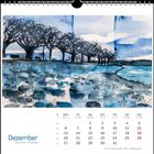 Dezember-Kalenderblatt mit blauer Landschaftsmalerei. Oben Bäume am Horizont, unten verwaschene Strukturen im Vordergrund.