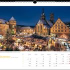 "Dezember" steht groß unter einem stimmungsvollen Weihnachtsmarkt mit Lichtern, Menschenmengen und historischen Gebäuden.