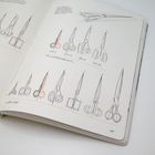 Seite mit Skizzen von Scheren und Texten: "PATTERNFORM", "LINKSHÄNDER", "FINGERZAHL", "LÄNGE", Zahlenkombinationen.