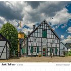 "Juni / Juli 2027", "Heimatmuseum in Bergneustadt". Fachwerkhaus, blauer Himmel mit Wolken, gelber Turm. Kalenderansicht.