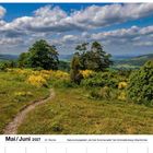 Mai/Juni 2027 Kalender, Woche 22, Naturschutzgebiet bei Schmallenberg. Wiesenpfad, Bäume, Wolken am Himmel.