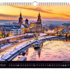 Dezember, Kalender mit winterlicher Stadtansicht und beleuchteten Gebäuden entlang eines Flusses bei Sonnenuntergang.