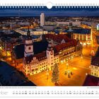 Text: "Weihnachtliche Stimmung in der Stadt..." und "Dezember". 

Kalenderblatt mit Stadtansicht bei Nacht, Lichterschmuck, Weihnachtsbaum im Zentrum.