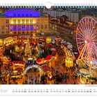 "Weihnachtsmarkt vor der Oper", "Dezember". Ein belebter Weihnachtsmarkt bei Nacht mit einem hell erleuchteten Riesenrad und Opernhaus.