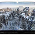 "Dezember. Basteibrücke von Schnee bedeckt." Ein Kalenderbild zeigt eine verschneite Felslandschaft mit einer Brücke.