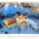 Dezember, Blick auf Jagdschloss Grillenburg im Schnee, Kalender mit festem Layout und großem gelben Gebäude am gefrorenen Teich.
