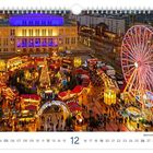 "Weihnachtsmarkt vor der Oper." Ein lebhafter Weihnachtsmarkt mit beleuchtetem Riesenrad und weihnachtlich geschmückten Buden.