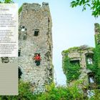 "Unsere besten Tipps für vergessene Pracht & Ruinen." Alte Ruine, bewachsener Turm, Person in roter Kleidung klettert an Wand.
