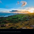 Ring of Kerry, Kalender: Dezember 2027. Farbenfrohe Landschaft mit grünen Feldern, Meer und strahlendem Sonnenuntergang.