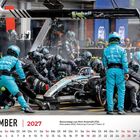 Kalenderblatt "Dezember 2027". Boxenstopp-Szene eines Formel 1-Teams, umgeben von Mechanikern in türkisen Overalls.