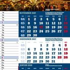 November 2027, Dezember 2027, Januar 2028 Kalender. Oben ein Weihnachtsmarkt mit Lichtern und einer Pyramide.