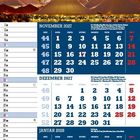 Kalender für November 2027 bis Januar 2028. Im Hintergrund Weihnachtsmarkt mit festlich beleuchteten Zelten.