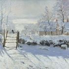 Eine verschneite Landschaft mit einem Holzzaun, Bäumen und einem Haus im Hintergrund, alles mit Schnee bedeckt.