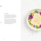 "Kohlrabisuppe. Für 4 Personen: 700 g Kohlrabi, 2 Schalotten, 1 Chilischote. Zubereitung: Zutaten anbraten, kochen, pürieren."  
Rechts bunte Suppe mit Blüten.