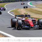 Dezemberkalender; ein rotes Formel-1-Auto fährt auf einer Rennstrecke, gefolgt von weiteren Autos.