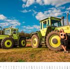 Text: „MB trac 1500“, „DEZEMBER“. Zwei große Traktoren auf einem Feld unter blauem Himmel mit Wolken. Eine Person lehnt an einem Traktor.