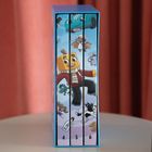 Text "HARRY" auf einem blauen Auto, Zahlen 4, 5, 6. Illustration einer fröhlichen Figur mit Kürbiskopf und Tieren.