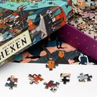 "Die Welt der Hexen" steht auf einer Puzzle-Schachtel mit Illustrationen von magischen Szenen und ein paar verstreute Puzzleteile.