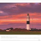 Dezember 2027, Faszination Leuchttürme. Ein Leuchtturm vor dramatischem, rosafarbenem Himmel bei Sonnenuntergang.
