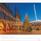 Dezember 2027, Schleswig-Holstein. Historisches Gebäude mit Weihnachtsschmuck und erleuchtetem Tannenbaum im Vordergrund.