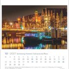 "12 | 2027 Schleswig-Holstein. Beleuchtete Stadt am Fluss, mit Brücke und weihnachtlicher Dekoration. Kalender unten."