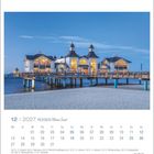 12 | 2027 RÜGEN Meine Insel. Kalender für Dezember, zeigt eine Seebrücke am Meer bei Abenddämmerung.