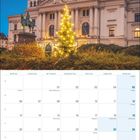 Kalender für Dezember 2027, Hamburg. Bild: Festlich beleuchtetes Gebäude mit Statue, Weihnachtsbaum im Vordergrund.