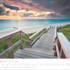 DEZEMBER 2027 | SYLT Meine Insel. Steg führt zum Strand, Sonnenuntergang über dem Meer, grüne Dünen.