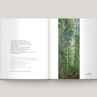 Links: Gedicht über Kindheitswald in Deutsch und Englisch. Rechts: Hochformatige Illustration eines dichten Waldes.