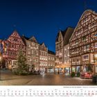 Kalenderblatt zeigt Dezember 2027. Fachwerkhäuser an einem weihnachtlich geschmückten Platz bei Nacht.