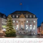 Kalender zeigt Dezember 2027. Am Platz steht ein beleuchteter Weihnachtsbaum vor dem alten Rathaus in Bonn.